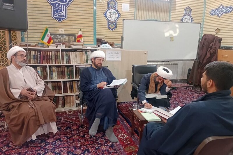 امتحان شفاهی طلاب مدرسه علمیه حافظین قرآن کرمانشاه برگزار شد+عکس