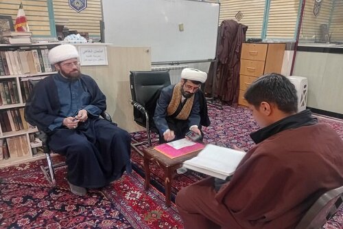 امتحان شفاهی طلاب مدرسه علمیه حافظین قرآن کرمانشاه برگزار شد+عکس