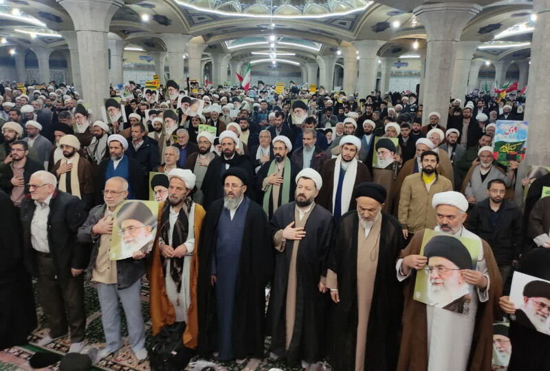 اجتماع حماسی مردم انقلابی قم در یوم‌الله نهم دی / فیضیه مملو از انقلابیون / اعلام بیزاری از فتنه و فتنه‌گران