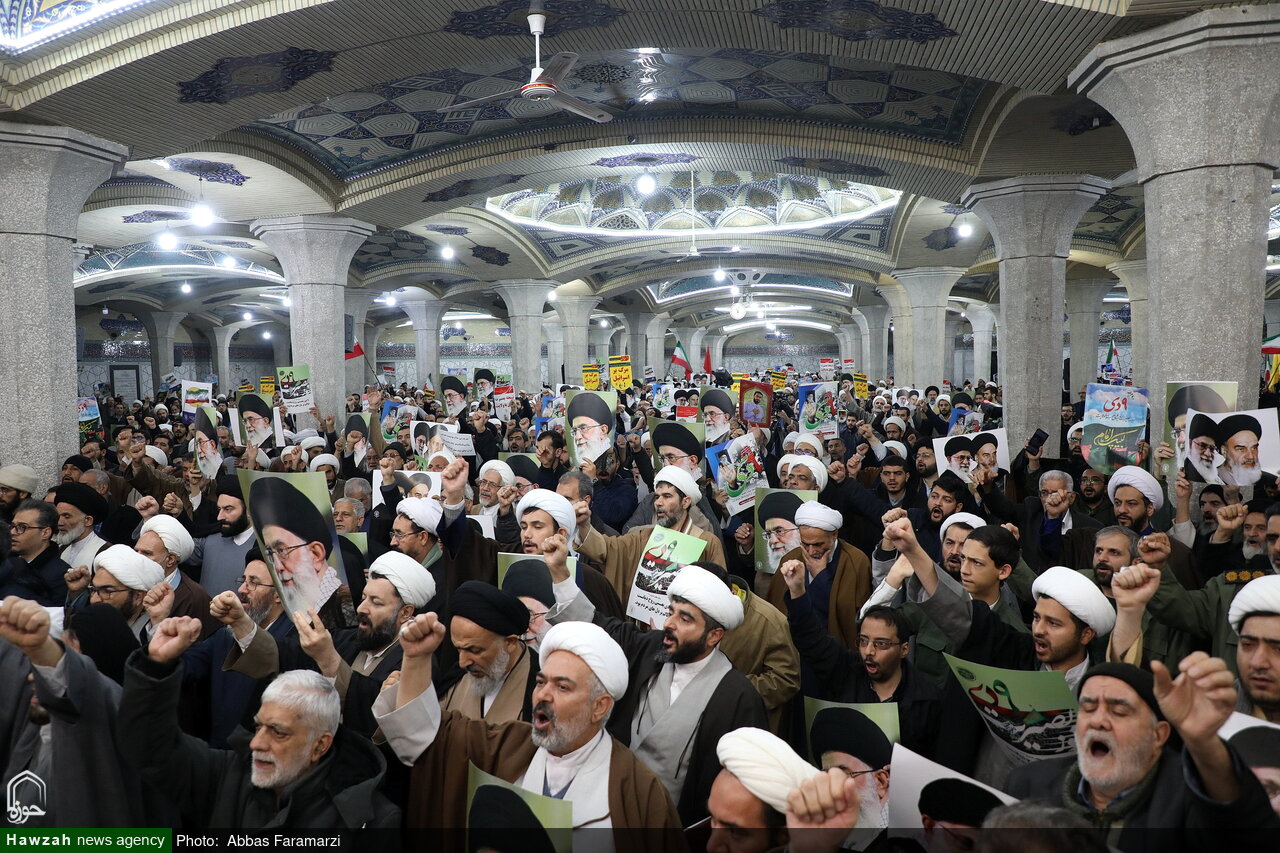 اجتماع حماسی مردم انقلابی قم در یوم‌الله نهم دی / فیضیه مملو از انقلابیون / اعلام بیزاری از فتنه و فتنه‌گران