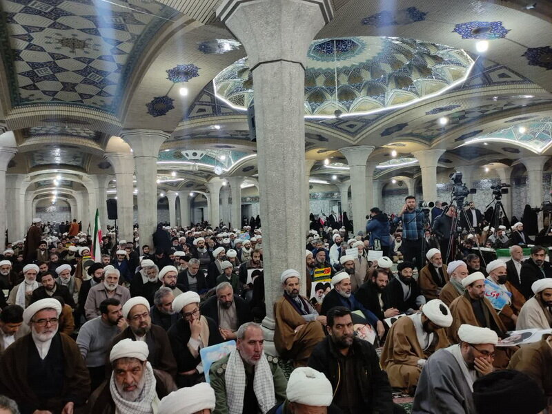 اجتماع حاشد في المدرسة الفيضية بقم إحياءً لذكرى "9 دي".. تجديد البيعة ورفض الفتنة