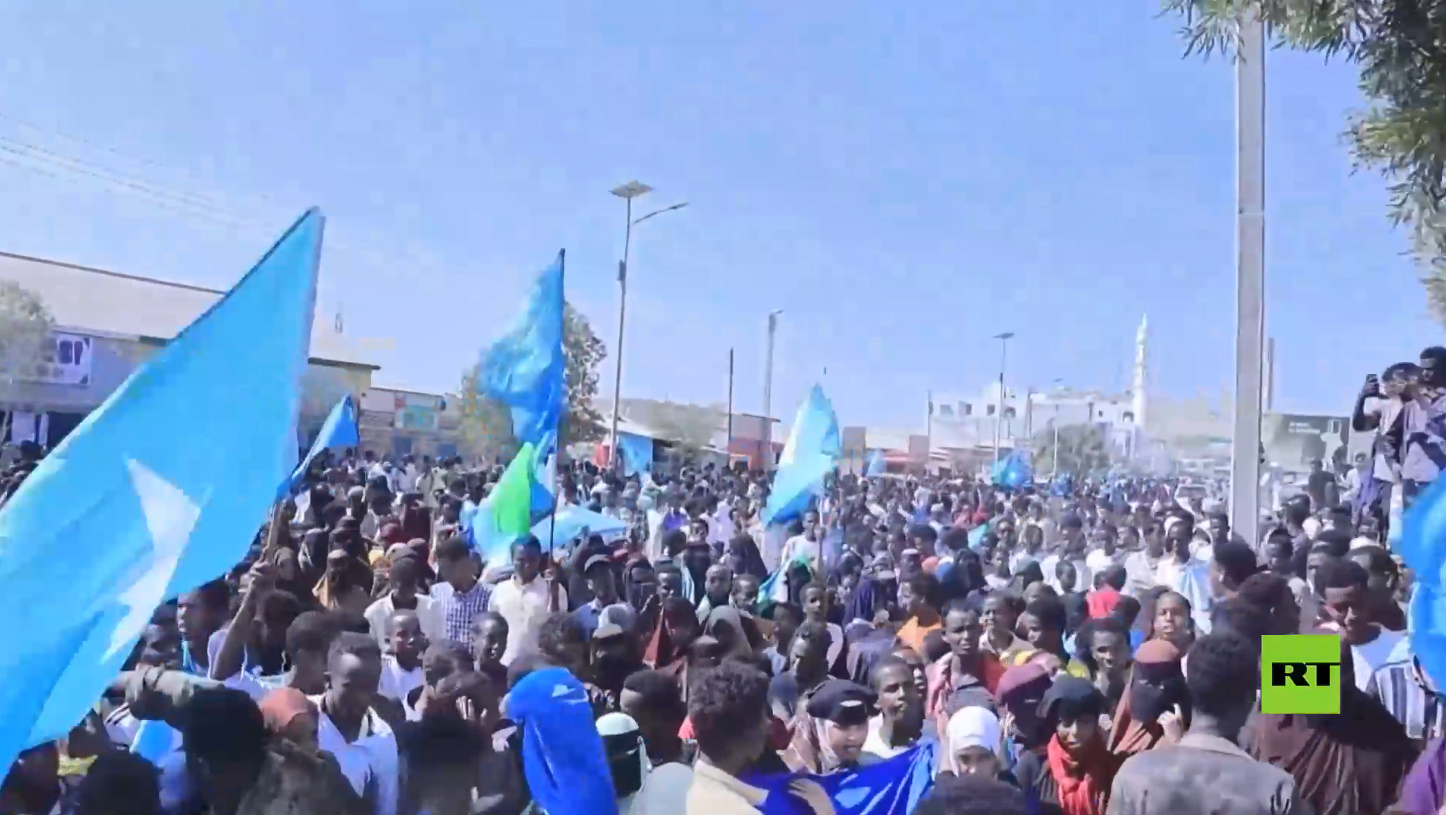 احتجاجات تعم مدن الصومال على اعتراف إسرائيل بصومالي لاند (فيديو)