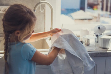 فیلم | چطور کودکمان را برای کمک در کارهای منزل ترغیب کنیم؟