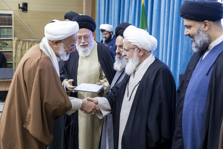 دیدار جمعی از ائمه جماعات مساجد یزد با نماینده ولی فقیه در استان