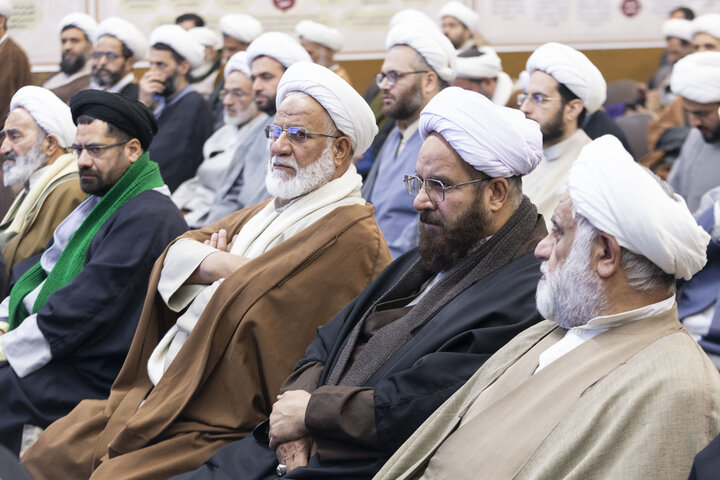 دیدار جمعی از ائمه جماعات مساجد یزد با نماینده ولی فقیه در استان