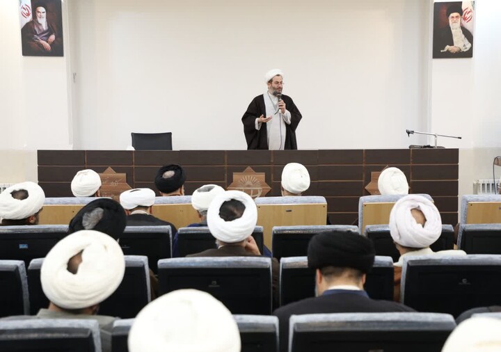 تصاویر/ دوره تکمیلی تعالی مدیران، کادر و اساتید حوزه علمیه استان یزد آغاز شد