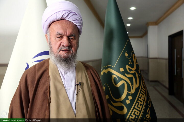 میرزا نائینی (رہ) نے دینداری کے زوال کے دور میں پرچم دین و ایمان کو بلند کیا