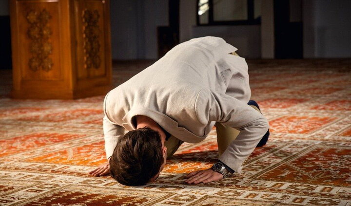 احکام شرعی | خواندن نماز با لباس نجس در صورت فراموشی