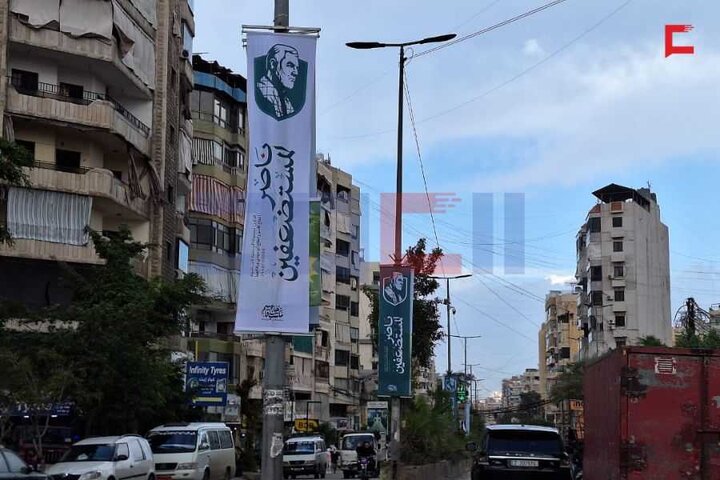 نصب تصاویر شهید سردار سلیمانی در ضاحیه جنوبی بیروت به مناسبت سالگرد شهادت ایشان