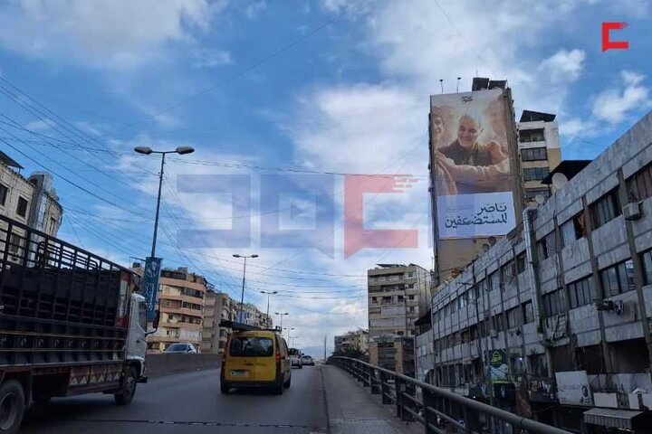نصب تصاویر شهید سردار سلیمانی در ضاحیه جنوبی بیروت به مناسبت سالگرد شهادت ایشان