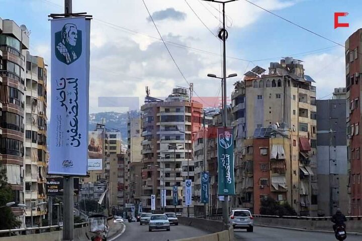 نصب تصاویر شهید سردار سلیمانی در ضاحیه جنوبی بیروت به مناسبت سالگرد شهادت ایشان