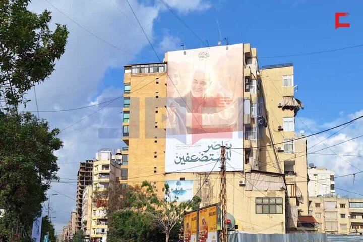 نصب تصاویر شهید سردار سلیمانی در ضاحیه جنوبی بیروت به مناسبت سالگرد شهادت ایشان