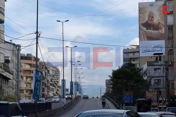 نصب تصاویر شهید سردار سلیمانی در ضاحیه جنوبی بیروت به مناسبت سالگرد شهادت ایشان