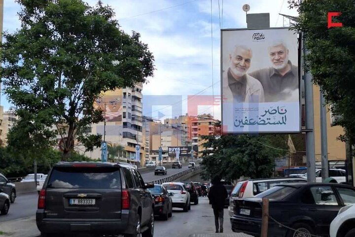 نصب تصاویر شهید سردار سلیمانی در ضاحیه جنوبی بیروت به مناسبت سالگرد شهادت ایشان