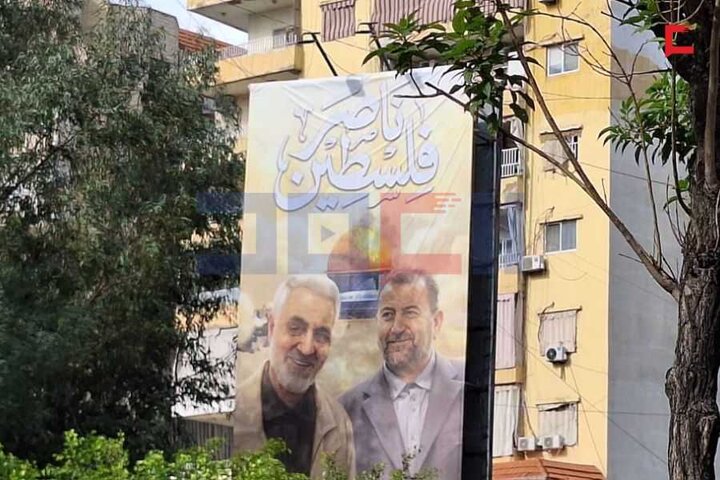 نصب تصاویر شهید سردار سلیمانی در ضاحیه جنوبی بیروت به مناسبت سالگرد شهادت ایشان