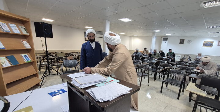 تصاویر/ تصحیح متمرکز آزمون‌های ستادی مدارس علمیه منطقه کاشان