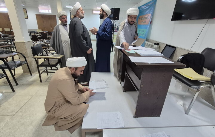 تصاویر/ تصحیح متمرکز آزمون‌های ستادی مدارس علمیه منطقه کاشان