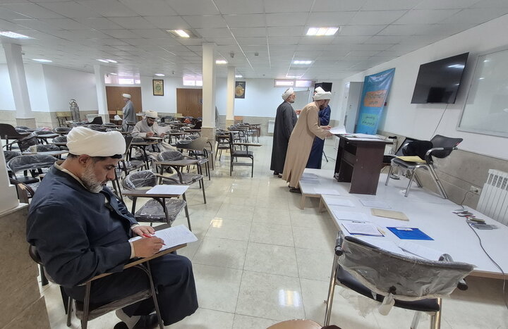 تصاویر/ تصحیح متمرکز آزمون‌های ستادی مدارس علمیه منطقه کاشان