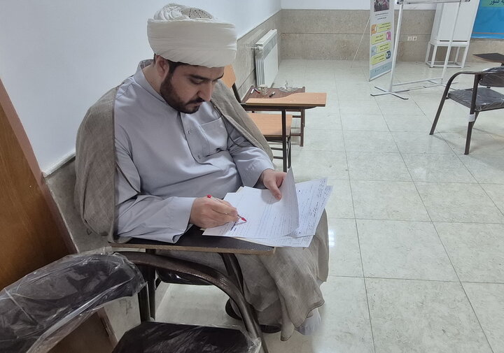 تصاویر/ تصحیح متمرکز آزمون‌های ستادی مدارس علمیه منطقه کاشان