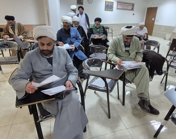 تصاویر/ تصحیح متمرکز آزمون‌های ستادی مدارس علمیه منطقه کاشان