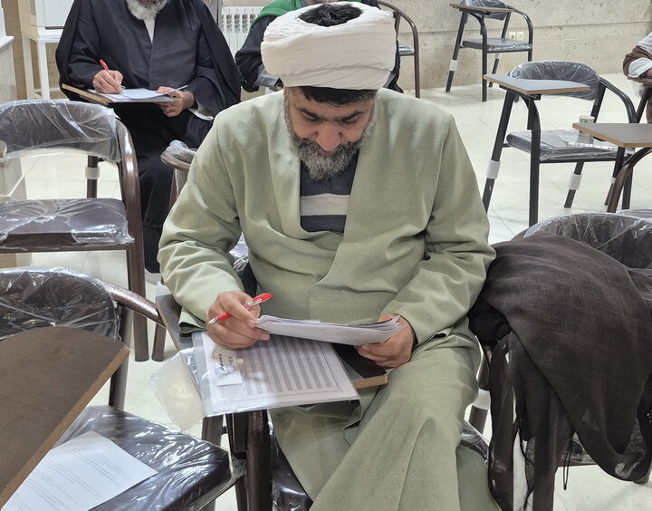 تصاویر/ تصحیح متمرکز آزمون‌های ستادی مدارس علمیه منطقه کاشان