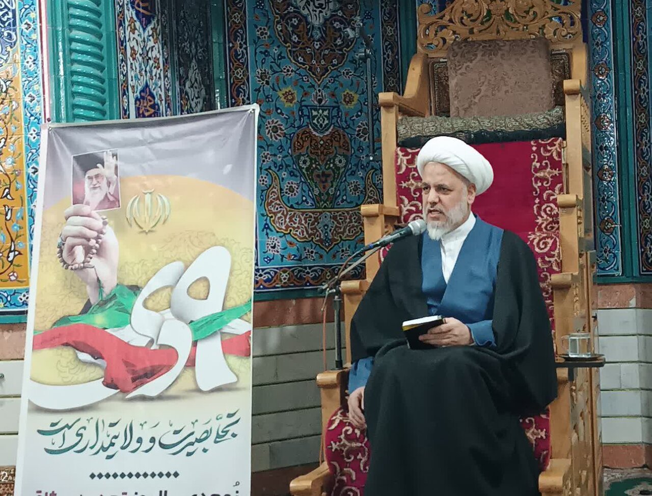 ولایت فقیه هویت‌بخش جامعه است