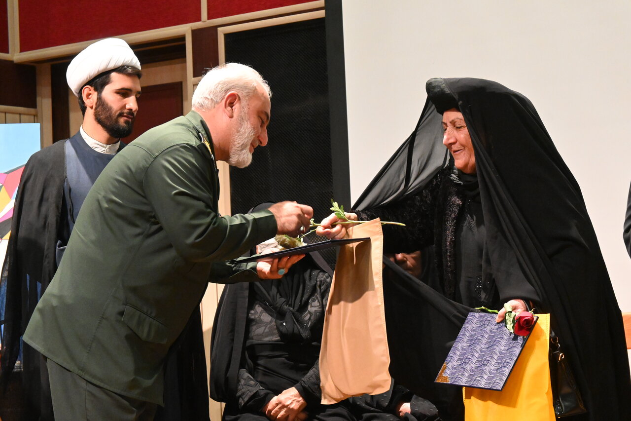 مراسم تجلیل از طلاب خواهر مبلغه و مادران شهدا در گیلانغرب برگزار شد