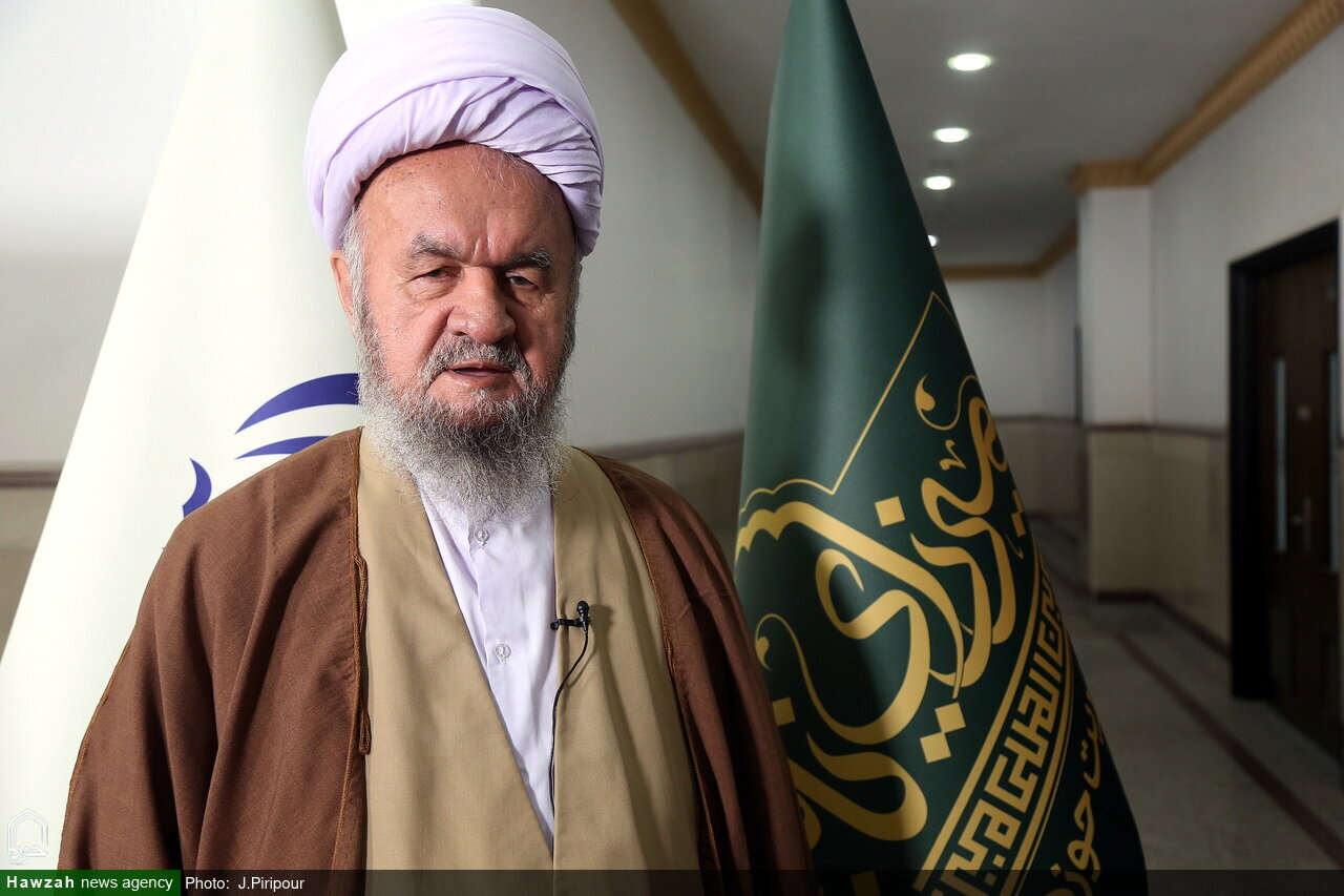 میرزا نائینی (رہ) نے دینداری کے زوال کے دور میں پرچم دین و ایمان کو بلند کیا