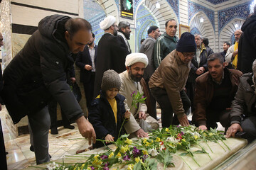 غبارروبی مزار آیت‌الله مصباح یزدی در حرم حضرت معصومه(س) + تصاویر