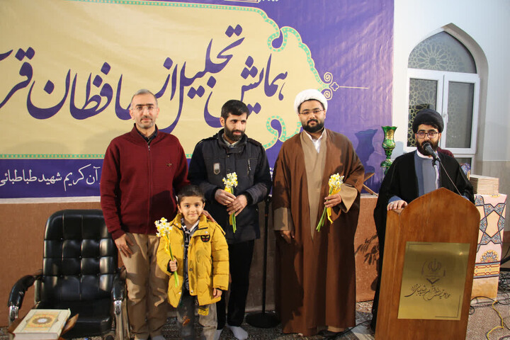 تصاویر|آیین تجلیل از حافظان قرآن مدرسه علمیه شهید طباطبایی نژاد