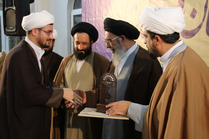 تصاویر|آیین تجلیل از حافظان قرآن مدرسه علمیه شهید طباطبایی نژاد