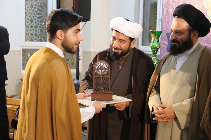 تصاویر|آیین تجلیل از حافظان قرآن مدرسه علمیه شهید طباطبایی نژاد