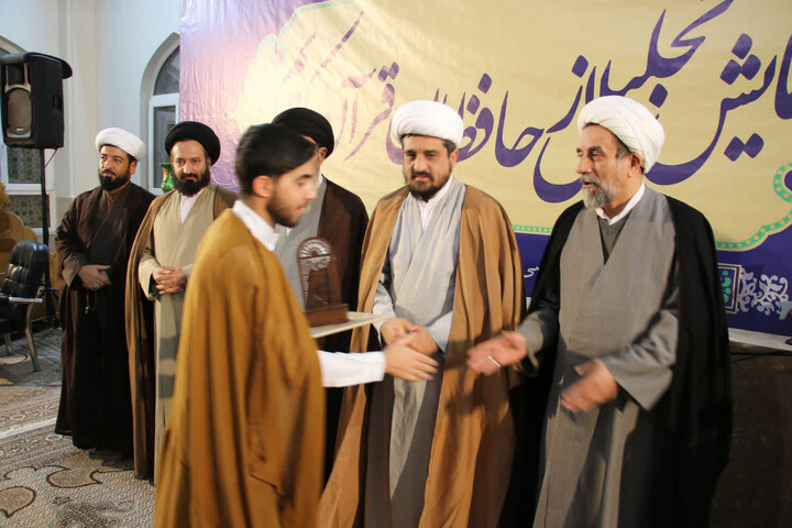 تصاویر|آیین تجلیل از حافظان قرآن مدرسه علمیه شهید طباطبایی نژاد