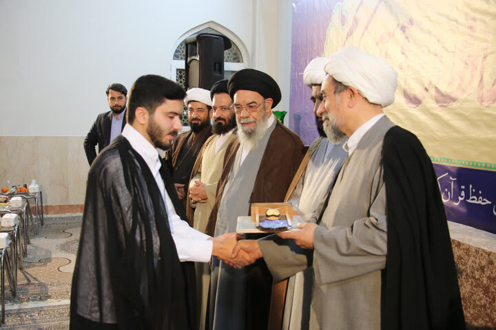 تصاویر|آیین تجلیل از حافظان قرآن مدرسه علمیه شهید طباطبایی نژاد