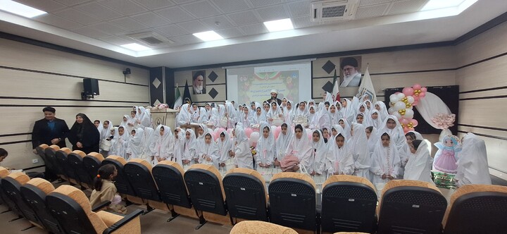 جشن تکلیف ۲۶۲ نفر از دختران ماه در یاسوج برگزار شد.