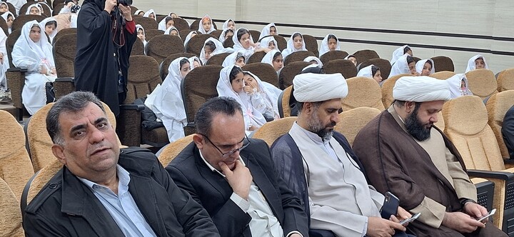 جشن تکلیف ۲۶۲ نفر از دختران ماه در یاسوج برگزار شد.