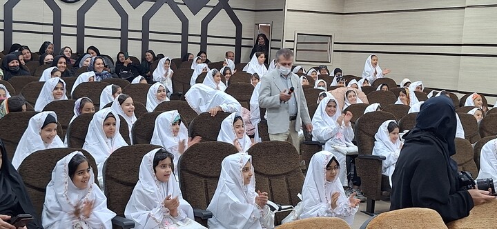 جشن تکلیف ۲۶۲ نفر از دختران ماه در یاسوج برگزار شد.