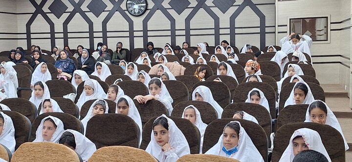 جشن تکلیف ۲۶۲ نفر از دختران ماه در یاسوج برگزار شد.