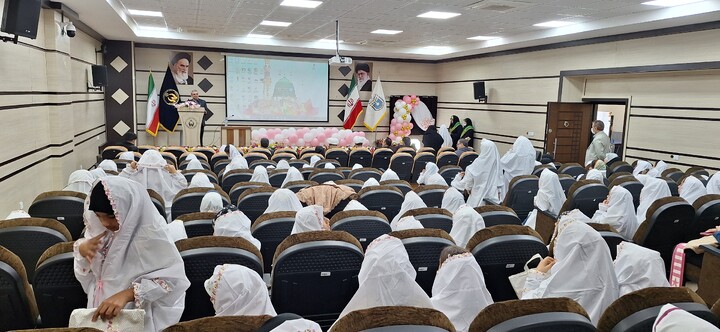 جشن تکلیف ۲۶۲ نفر از دختران ماه در یاسوج برگزار شد.