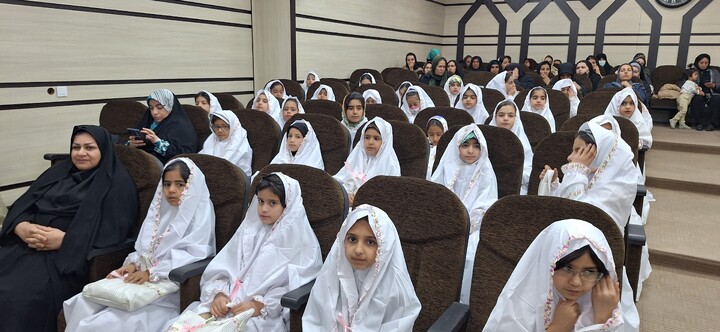 جشن تکلیف ۲۶۲ نفر از دختران ماه در یاسوج برگزار شد.