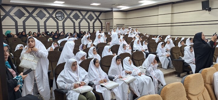 جشن تکلیف ۲۶۲ نفر از دختران ماه در یاسوج برگزار شد.