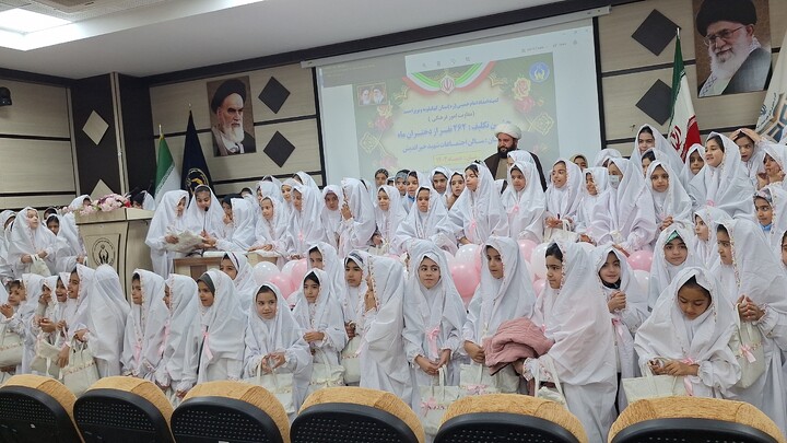 جشن تکلیف ۲۶۲ نفر از دختران ماه در یاسوج برگزار شد.