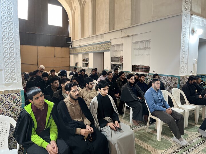 حضور حجت‌الاسلام افضلی و حجت‌الاسلام انجم‌شعاع در اختتامیه جشنواره مدرسه‌ای علامه حلی مدرسه علمیه ابراهیمیه کرمان