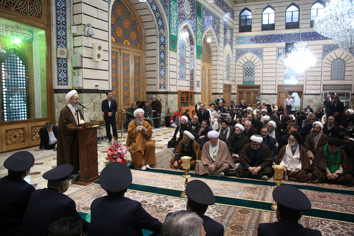 غبارروبی مزار آیت‌الله مصباح یزدی در حرم حضرت معصومه(س) + تصاویر