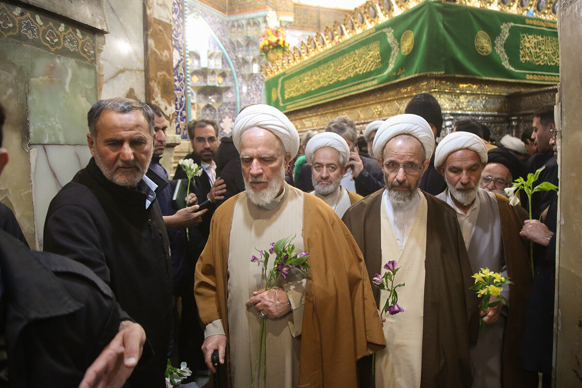 غبارروبی مزار آیت‌الله مصباح یزدی در حرم حضرت معصومه(س) + تصاویر