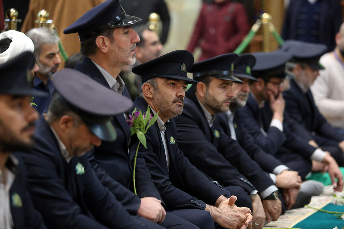 غبارروبی مزار آیت‌الله مصباح یزدی در حرم حضرت معصومه(س) + تصاویر