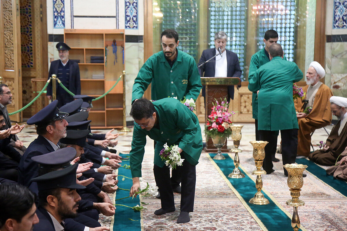 غبارروبی مزار آیت‌الله مصباح یزدی در حرم حضرت معصومه(س) + تصاویر