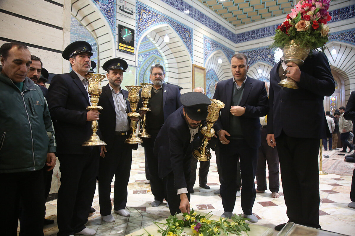 غبارروبی مزار آیت‌الله مصباح یزدی در حرم حضرت معصومه(س) + تصاویر