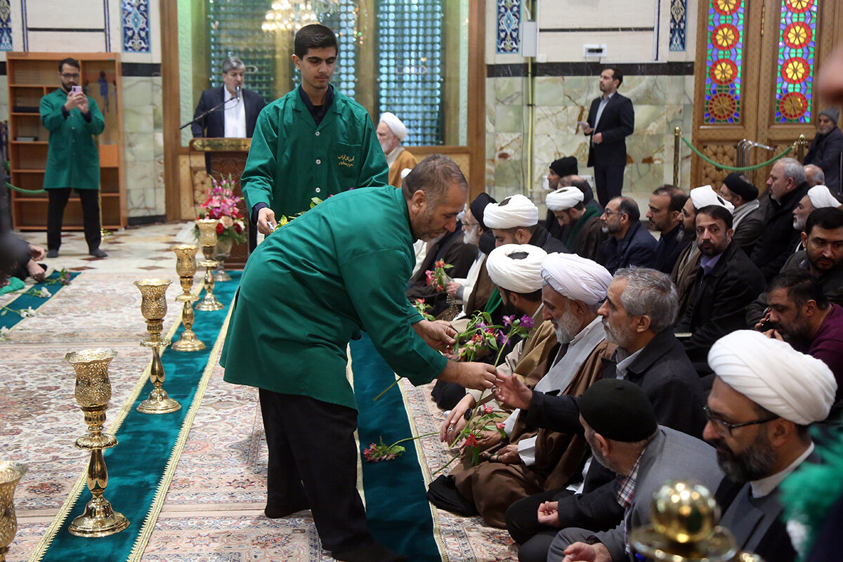 غبارروبی مزار آیت‌الله مصباح یزدی در حرم حضرت معصومه(س) + تصاویر