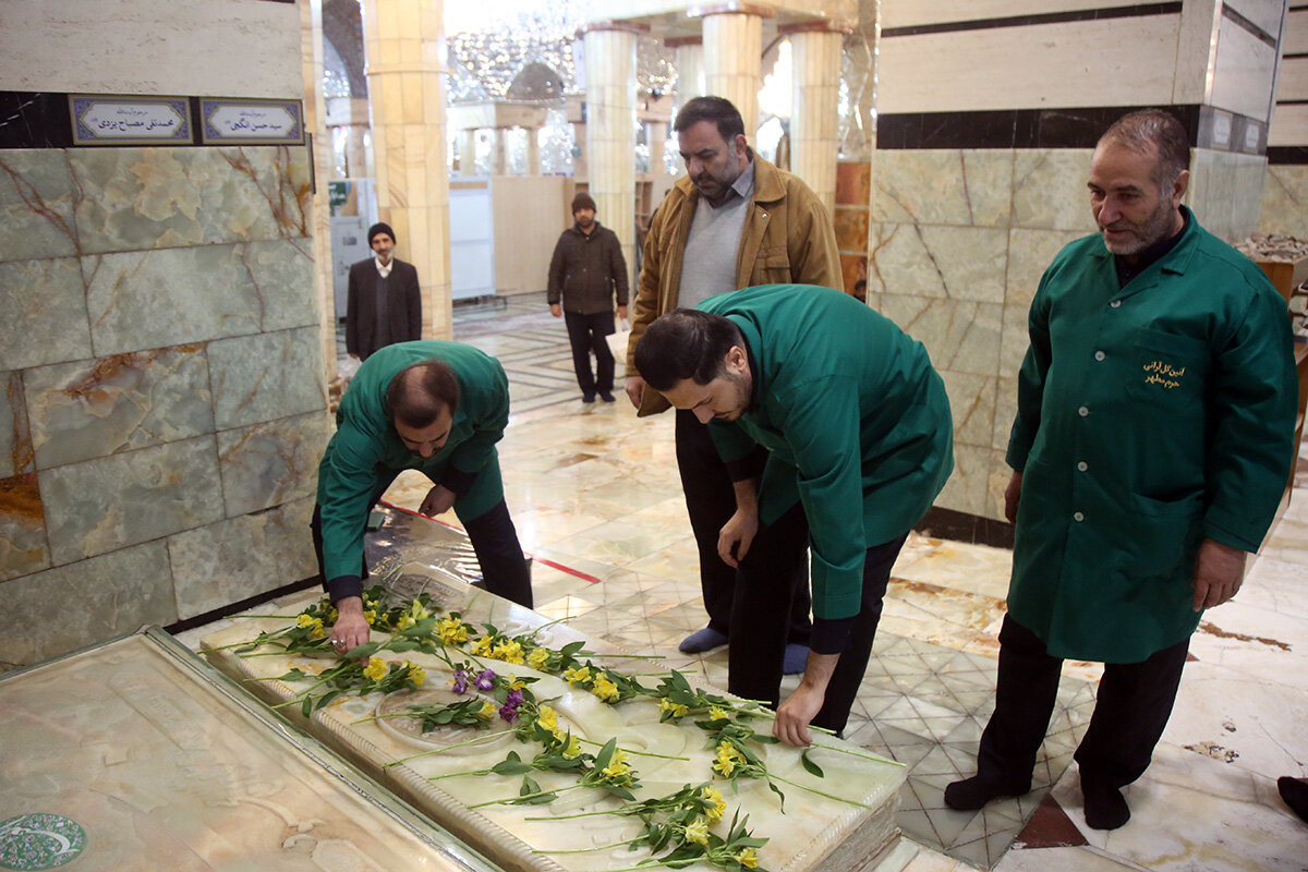 غبارروبی مزار آیت‌الله مصباح یزدی در حرم حضرت معصومه(س) + تصاویر